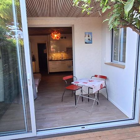 Studio Le Grand Large: Tranquil Port-Side Retreat with Terrace Saint-Mandrier-sur-Mer Exterior photo